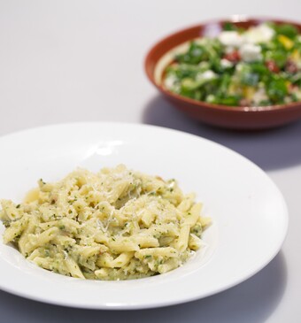 Pasta al pesto di zucchine & insalata con ricotta (casarecce met courgette pesto & salade met ricotta)