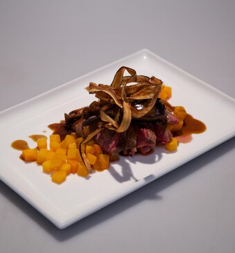 Wilde eend met vanille-portsaus, pompoen en gefrituurde schorseneren