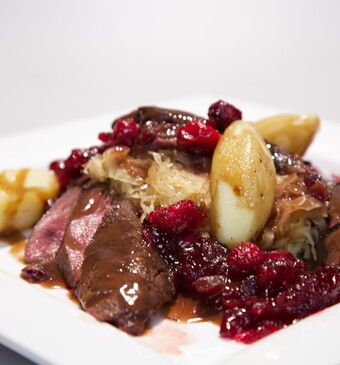Hazenrugfilet met traditionele zuurkool en cranberrycompote