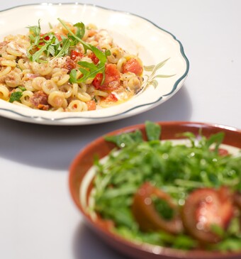 Anelletti al tonno e pomodori secchi con rucola (Pasta met tonijn en gedroogde tomaat met rucola)