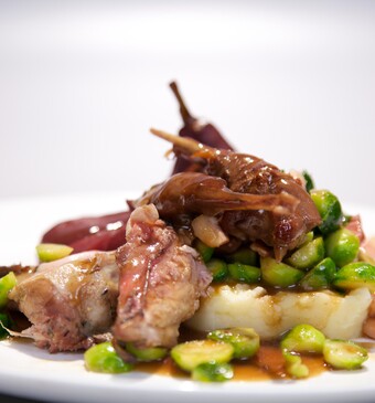 Gebardeerde Patrijs met jeneverbessensaus, stoofpeertjes en winterse spruitjes