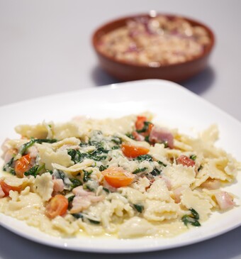 Pasta con spinaci e pancetta con mozzarella (Pasta met spinazie, spek en mozzarella) & Insalata die fagioli e tonno (Salade witte bonen met tonijn)