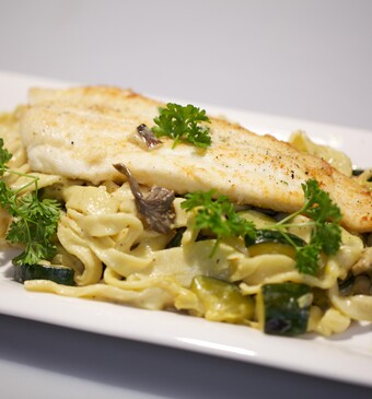 Tagliatelle con funghi e zucchine allo zafferano e sogliola (Tagliatelle met paddenstoelen, courgette, saffraan en scholfilet)