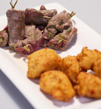 Stokvisballetjes van de Antillen en biefstukrolletjes