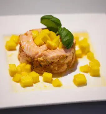 Taartje van zalm, gamba’s en mango (Suriname)