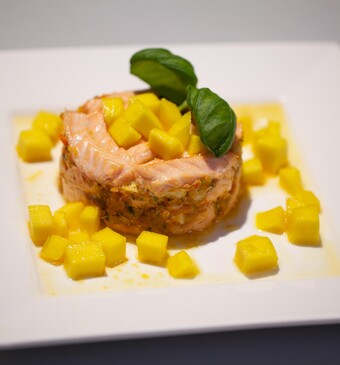 Taartje van zalm, gamba’s en mango (Suriname)