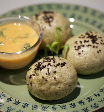 Makreelbapao met steranijsdragonsaus