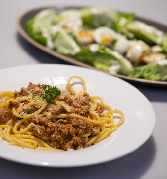 Bucatini all’antica e salsa verde (ouderwetse bucatini met groene salade)