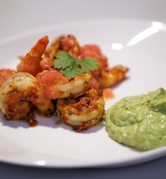 Pittige Indiase gamba’s met avocado raita