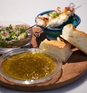 Visskewers met een marinade van gekonfijte citroen, gekonfijte citroendip en citroensalsa