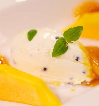 Warme abrikozen met passievrucht-mascarpone