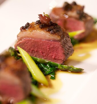 Lam in het groen, groene asperges en spinazie