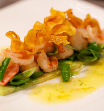 Romige avocado met tijgergarnalen en citrusvinaigrette