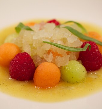 IJzige kruidenthee met meloensalsa