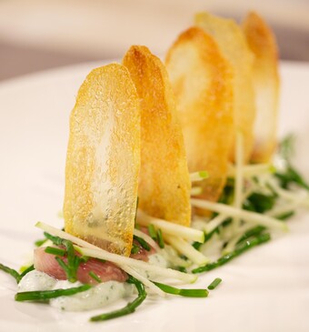 Fluweelzachte haring met komkommerhangop