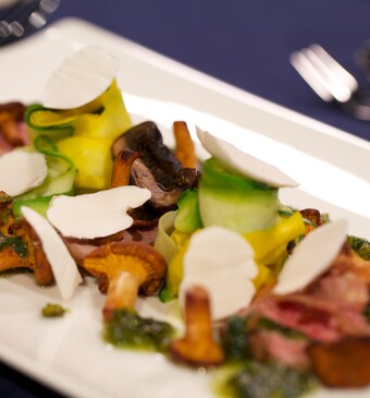 Kalfsentrecôte met tagliatelle van courgette en pistachepesto