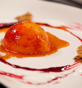 Glanzende perziken met krokante amandelen