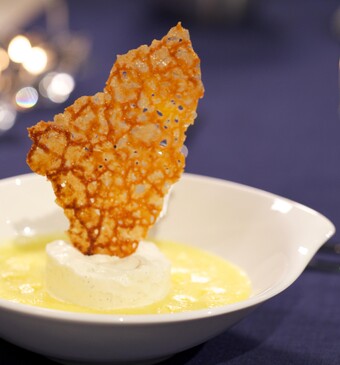 Witte chocolade ijsmousse in ananassoep