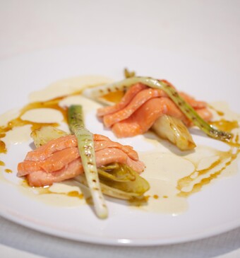 Kort gegaarde zalm met geglaceerde witlof