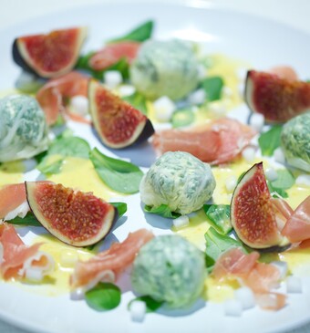 Labnehballetjes ingepakt in kool met vijgen