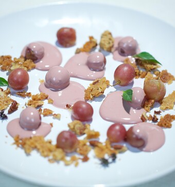 Geroosterde druiven met rode wijnzabaione