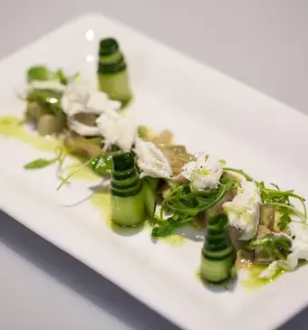 Artisjok met opgerolde courgette