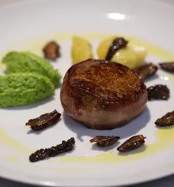 Kalfsoester met doperwten ’hummus’