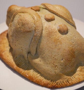 Feestelijke blije kip in zoutdeeg