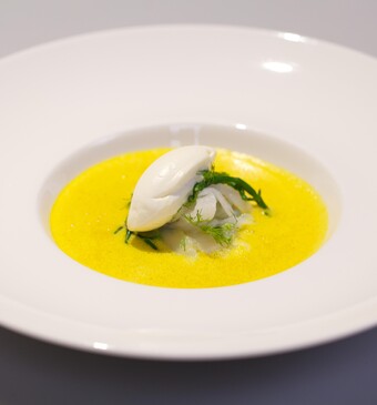Schuimige soep van gele paprika met gerookte heilbot