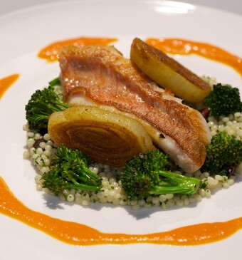 Roodbaars met parelcouscous en gepofte tomatensaus