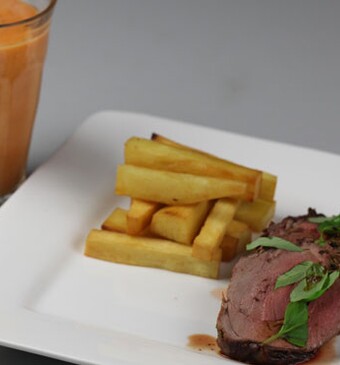 Bout van jong wildzwijn, yamfrieten en papaja frappe