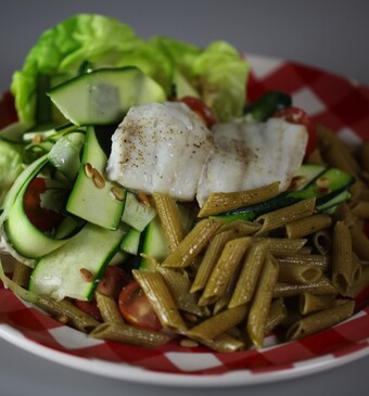 Pasta met kabeljauw en courgette salade