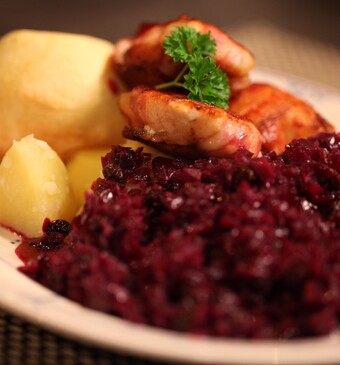 Rode kool met speculaaskruiden en gepofte appel