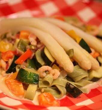 Witte asperges op een zomerse pasta met garnalen