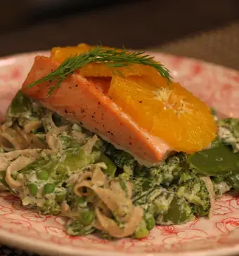 Zalm uit de oven met sinaasappel en groentepasta