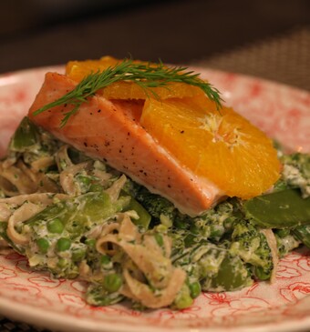 Zalm uit de oven met sinaasappel en groentepasta