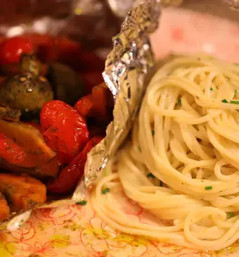 Gestoomde groentepakketjes met spaghetti