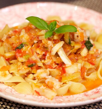 Trostomatensaus met schelpjespasta en vis