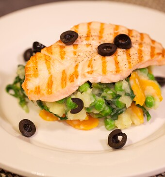 Spinazie-doperwten stamppot met gegrilde zalm