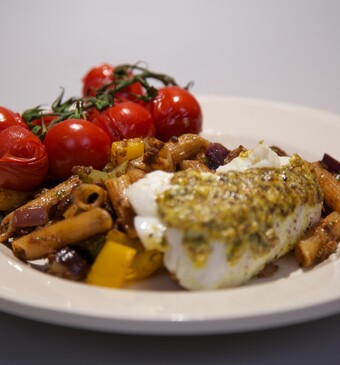 Italiaans gekruid visje met tros cherrytomaten