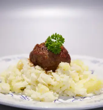 Appelstamppot met speciaal balletje