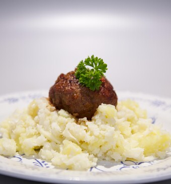 Appelstamppot met speciaal balletje