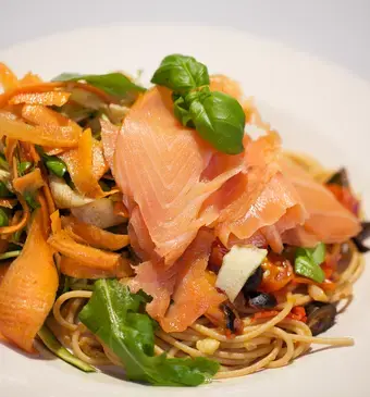 Volkoren spaghetti met gerookte zalm