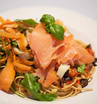 Volkoren spaghetti met gerookte zalm