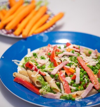 Pasta met doperwten, ham en pesto