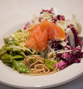 Pasta met snijbonen en luchtige salade