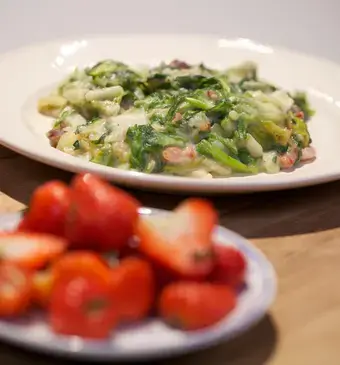 Andijvie-dadelstamppot met frisse aardbeien