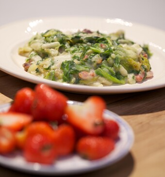 Andijvie-dadelstamppot met frisse aardbeien