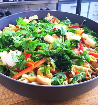 Oosterse pastasalade met garnalen
