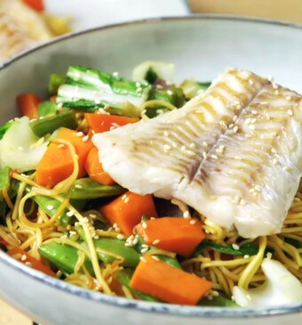 Schelvisfilet met noedels en zoete mangochutney